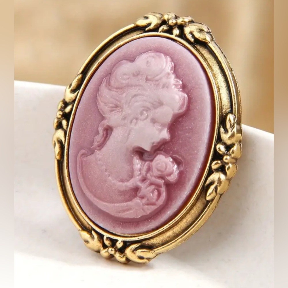 British Court  Cameo Vintage Brooch Pin